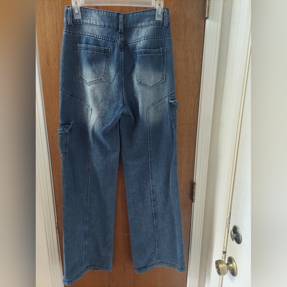 Juniors size M wide leg jeans with cargo pockets. Soft jean material - Picture 2 of 3